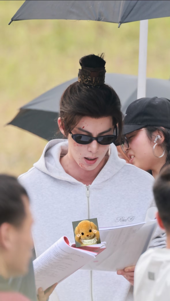 脸上的血迹太带感，我已完美代入现代背景但喜好给自己绑中长发的鲨人狂魔设定 