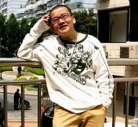 2005年，宁夏姑娘耿兰俊，做了国内首例“女变男”的手术，当男性器官被植入身体后
