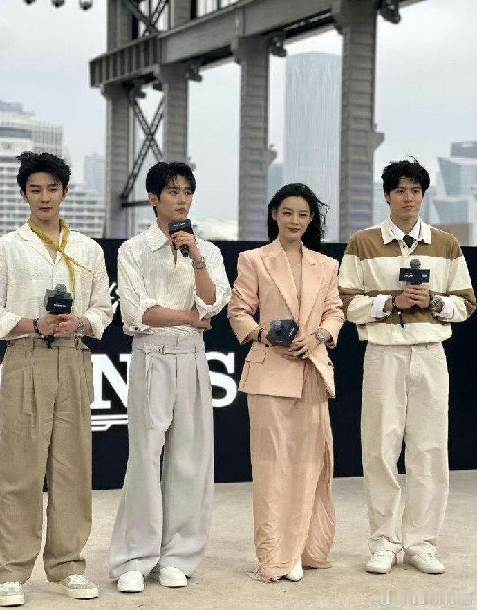 丞磊陈丽君夏之光同框生图丞磊陈丽君夏之光活动同框路透 哇！！ 丞磊陈丽君夏之光同