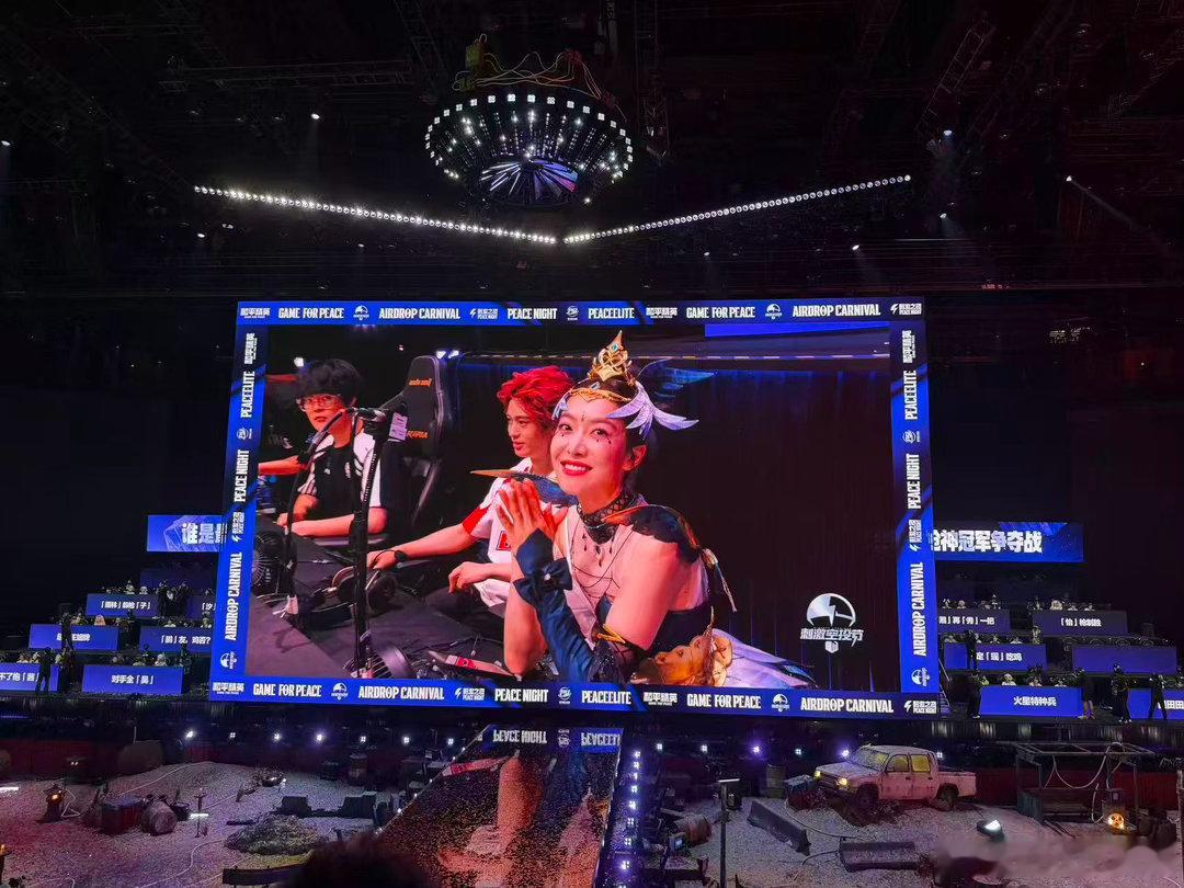 宋茜宋不了抱茜队吃鸡刺激之夜明星枪神表演赛这支以宋茜命名的队伍在表演赛拿下最终胜