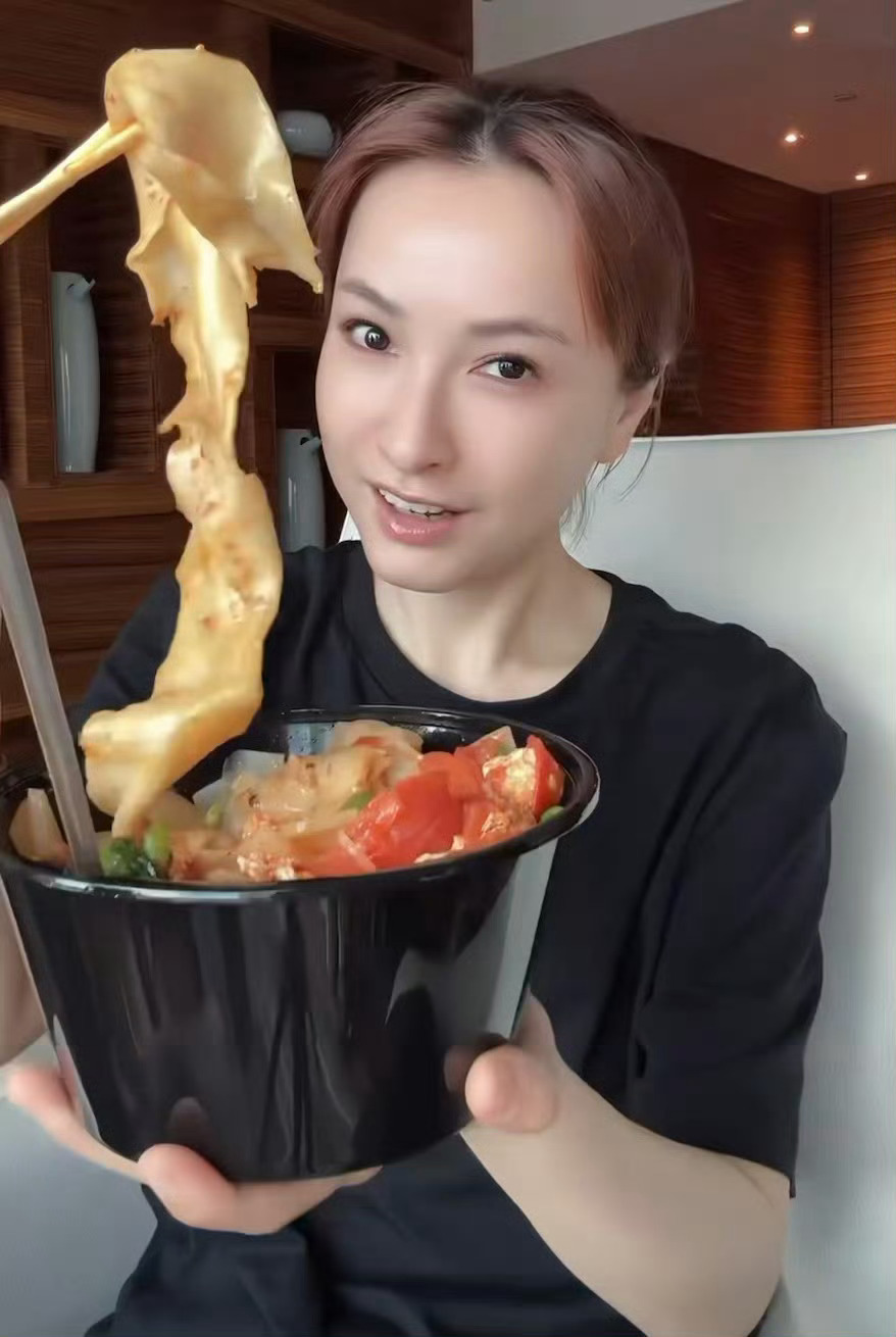 吴昕的脸怎么了 没什么问题啊 越来越美了[爱慕] ​​​