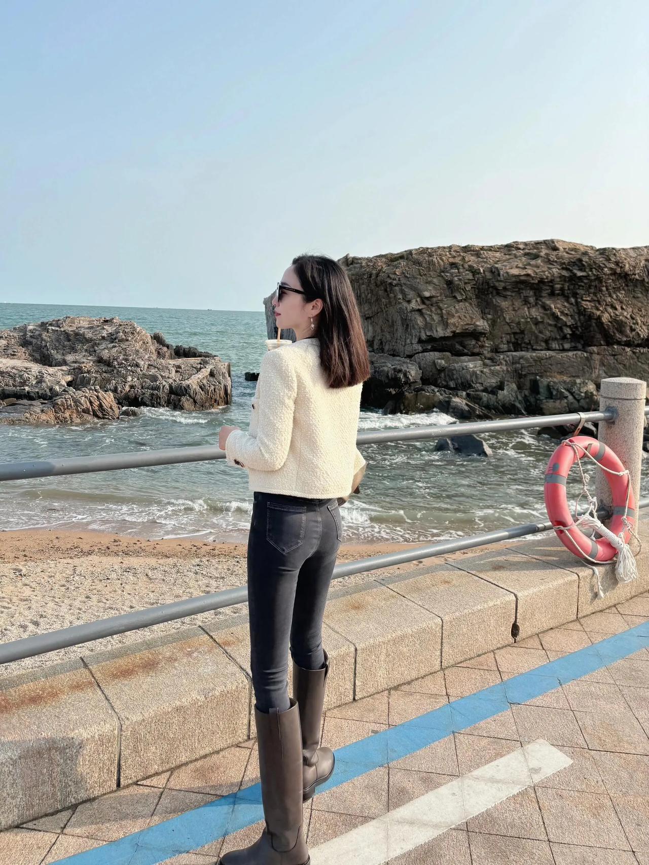 海风吹拂#佳人倚岸#大海的蓝色#海边儿美女。#
