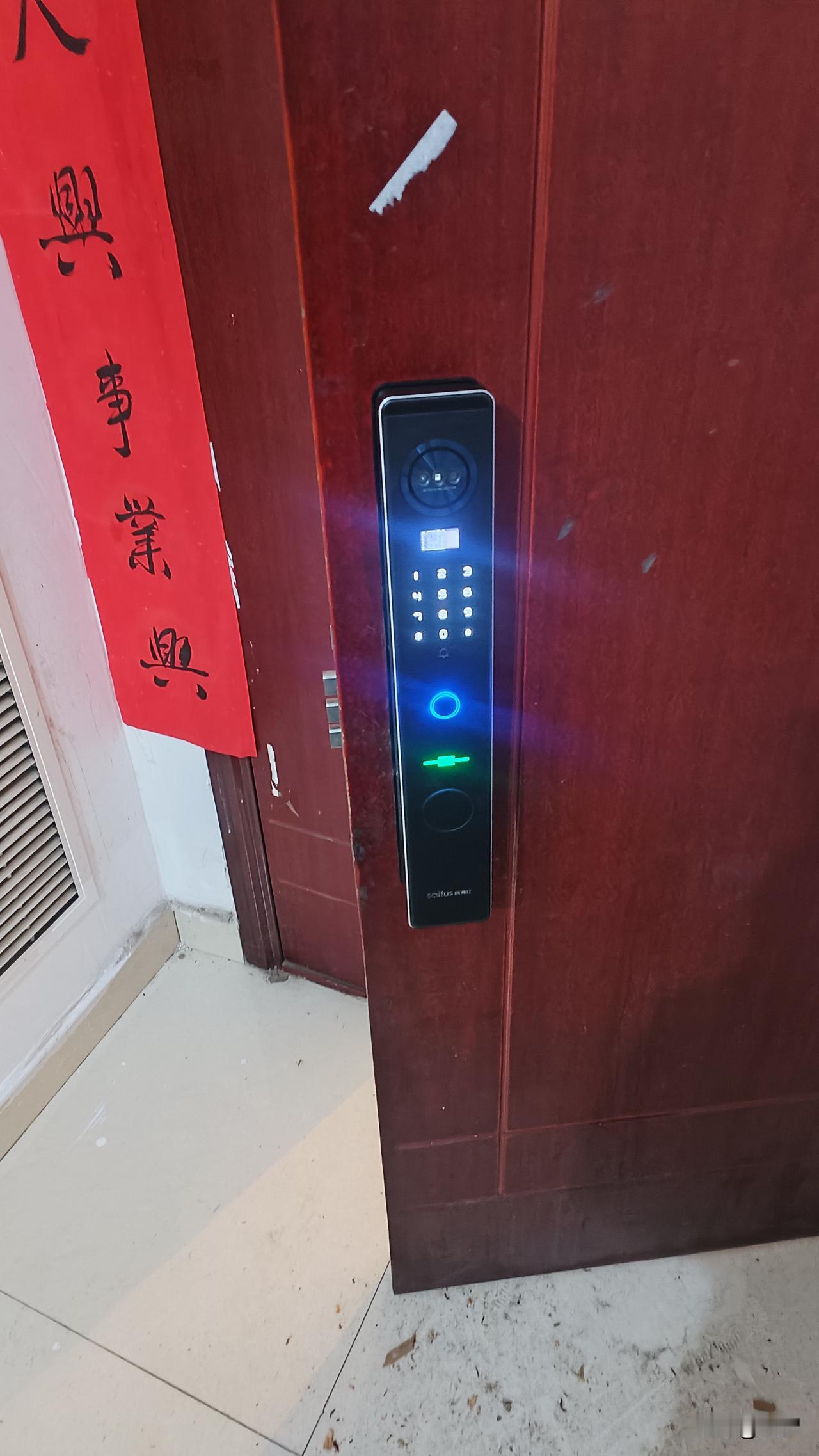 好的智能锁一般具备以下条件。
第一锁的外观材质以锌合金或航空铝为主，基本上没有什