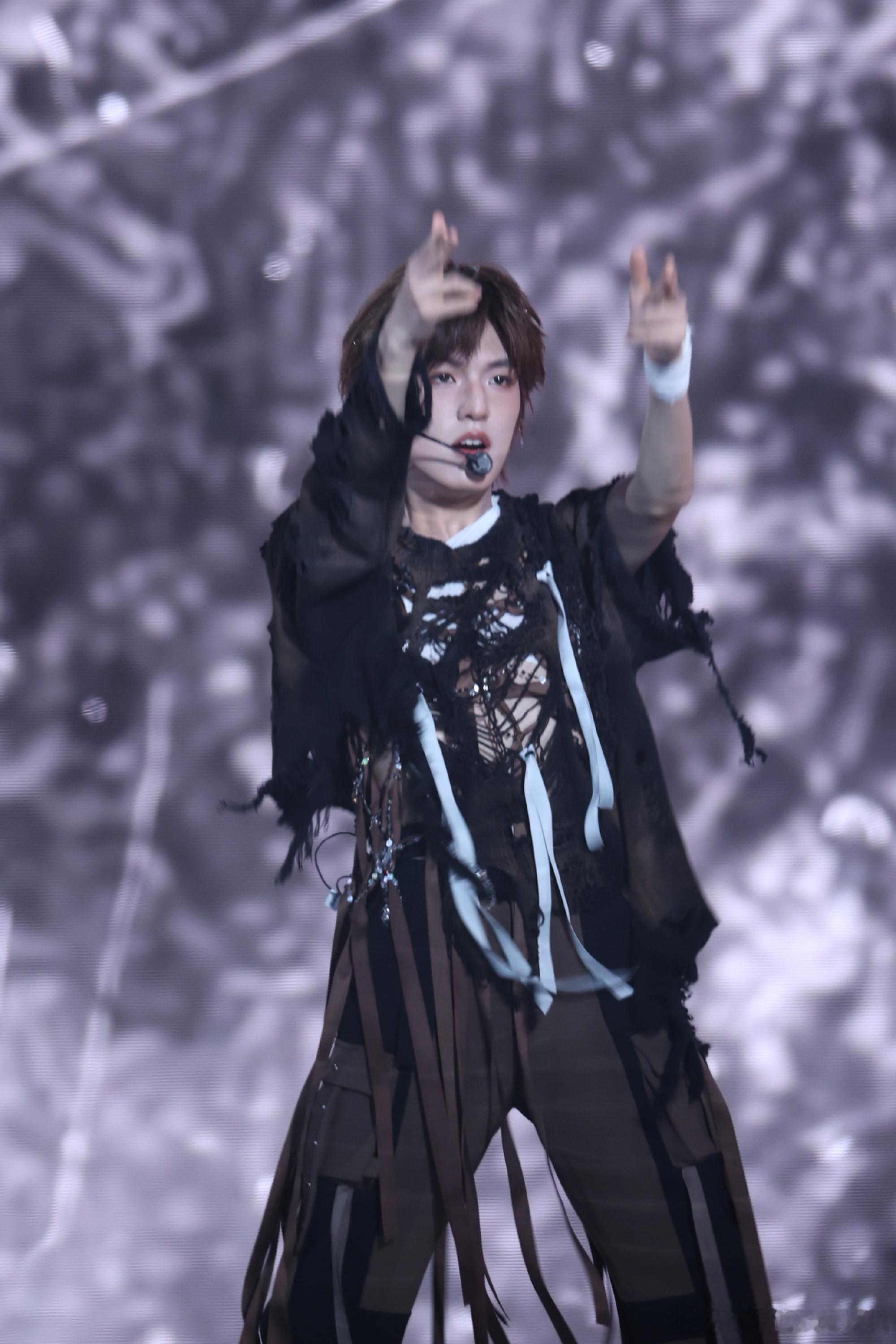 张泽禹没有不全开麦的义务 这首rap温柔又有力量，情绪层层递进，每一句都踩在节奏