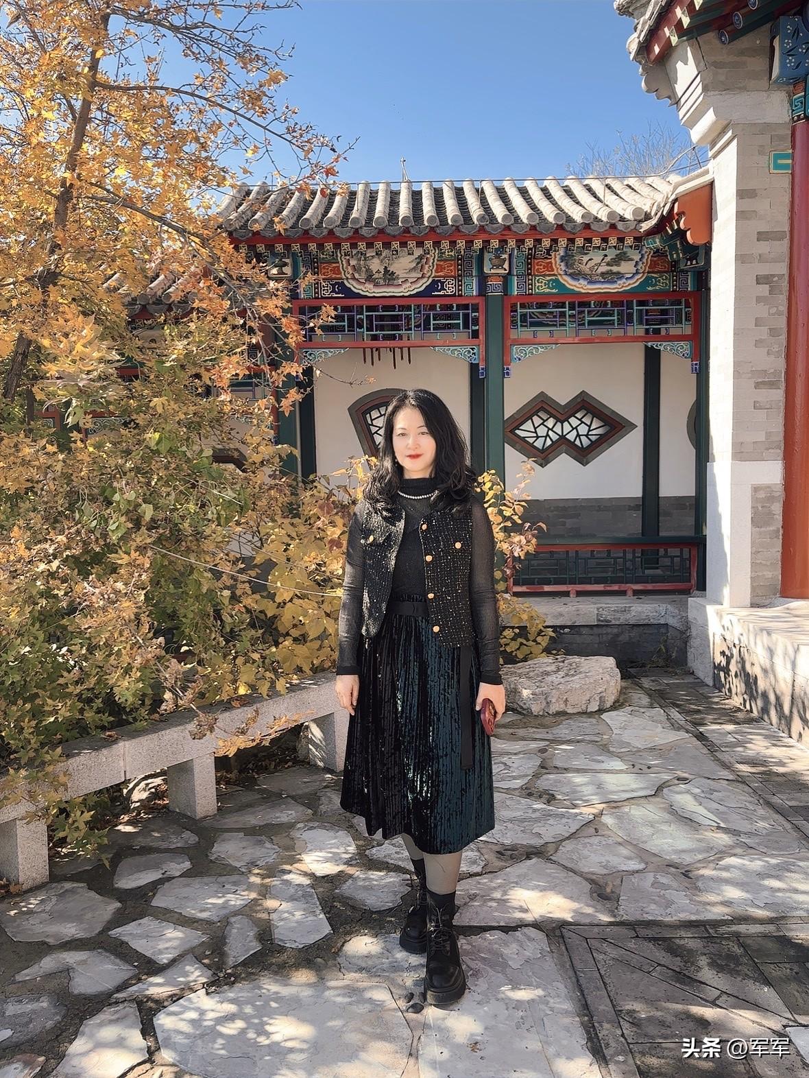 我今年53岁，天天活在美颜里。

今天一个朋友说，你天天活在美颜里还知道自己真实