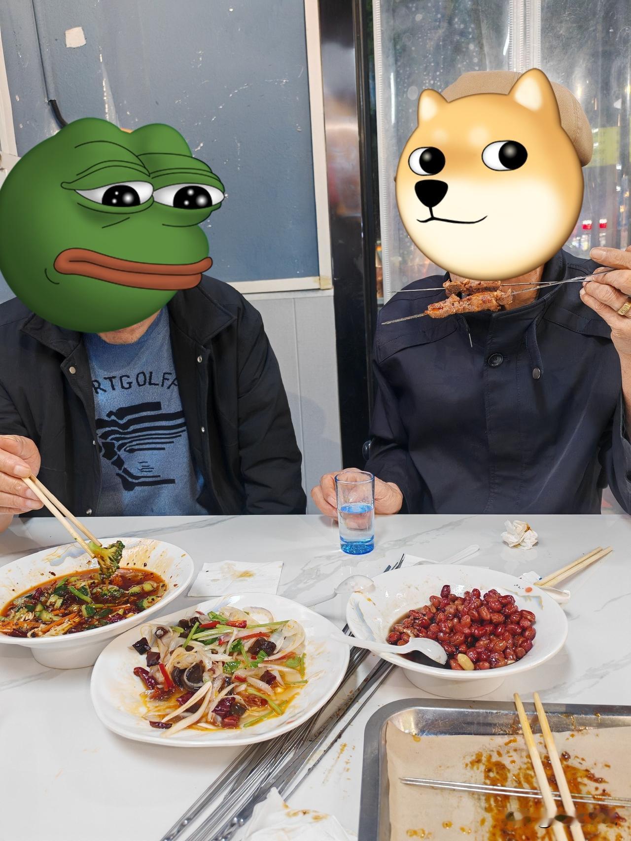 和戏友一起多次吃饭喝酒，我都是抢着买单。
       与我关系好的两个戏友，一