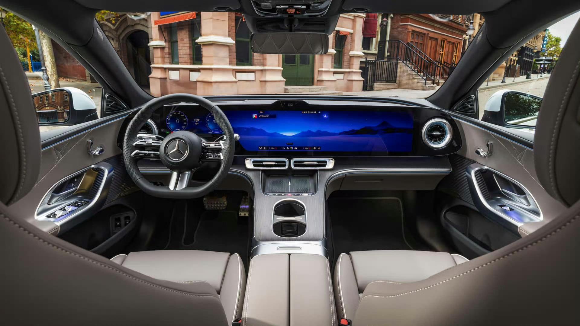 新纯电奔驰 C 这个外观造型我个人还真是挺喜欢的，有独特性，有新能源的味道，突破