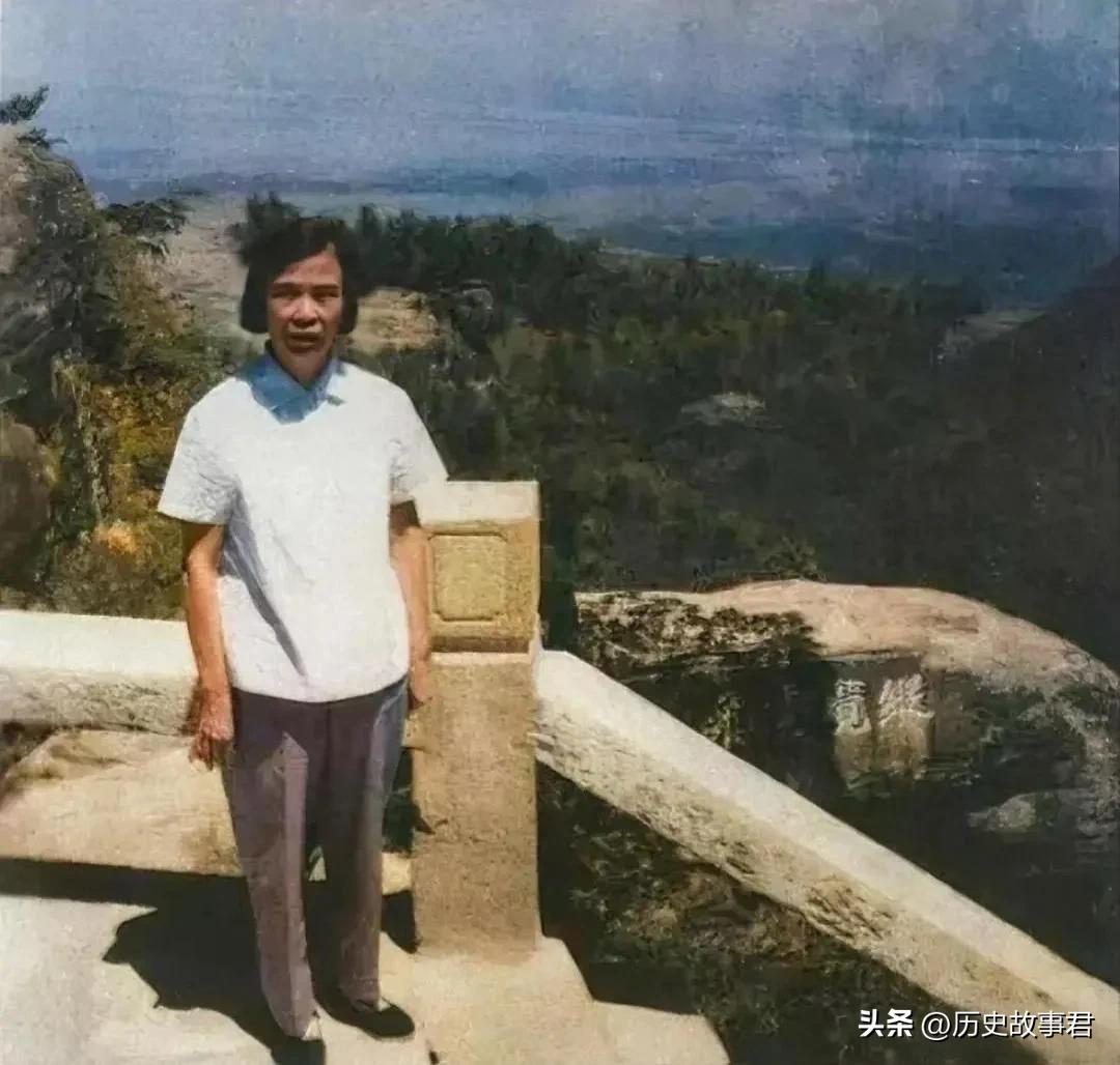 不能错过珍贵照片    
1959年，贺子珍在庐山的一张罕见留影，照片中贺子珍穿