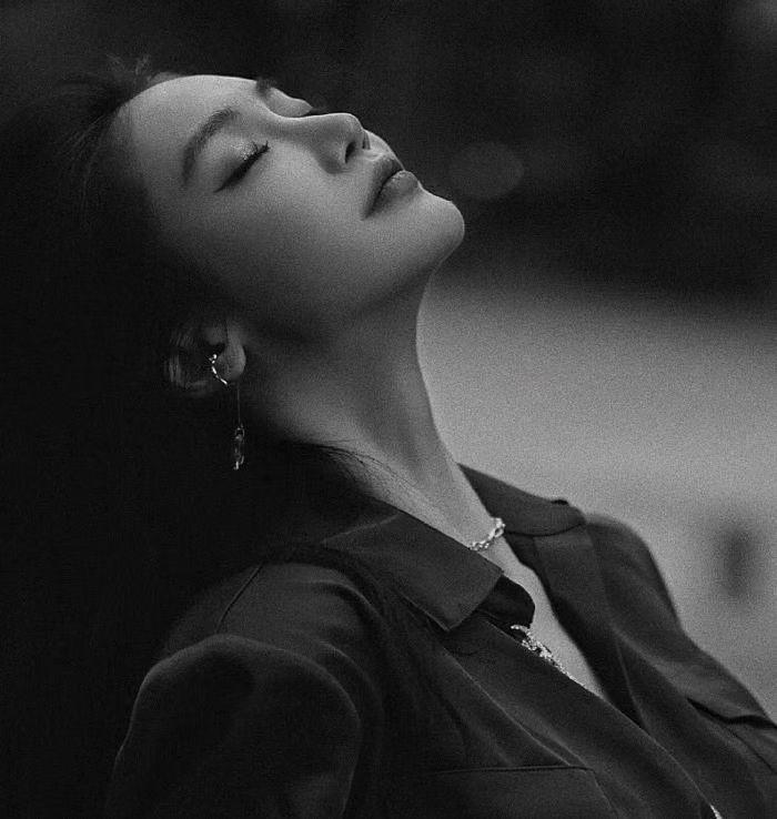 爱的前提是双方吸引，而且是幸的吸引，否则一切都是乌云。所以，只要你不设门槛，用自