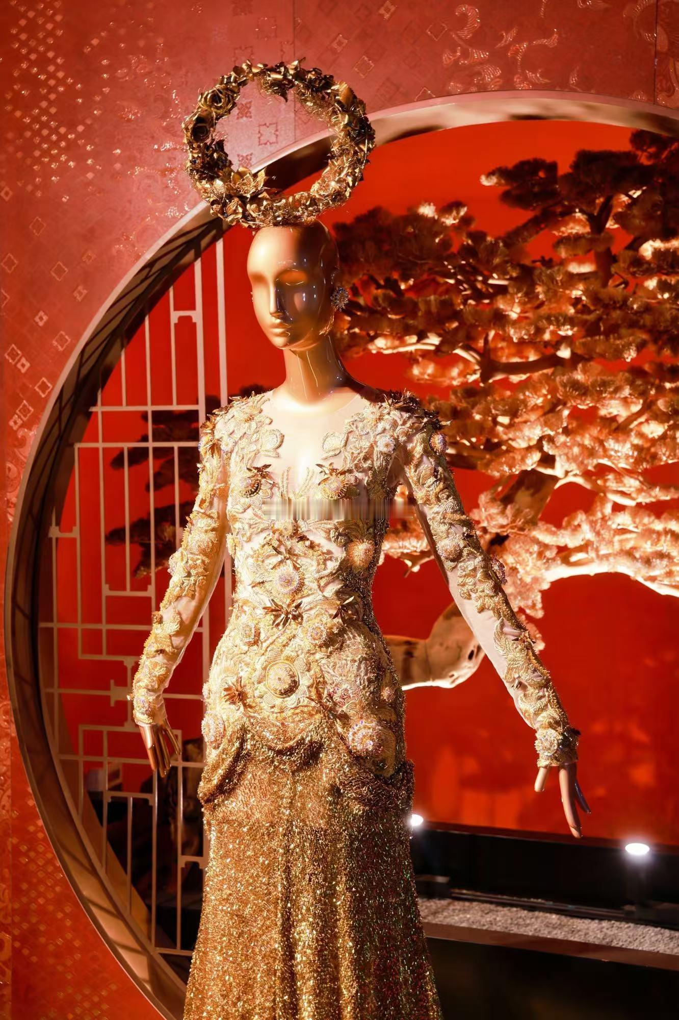 迪丽热巴解锁6套郭培高定  迪丽热巴拥有着很有质感的一张脸，尤其是穿着这套高定礼