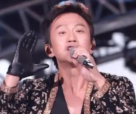 邓超最近一次“放飞自我”的舞台，是在 2026年10月25日深圳举办的王者荣耀共