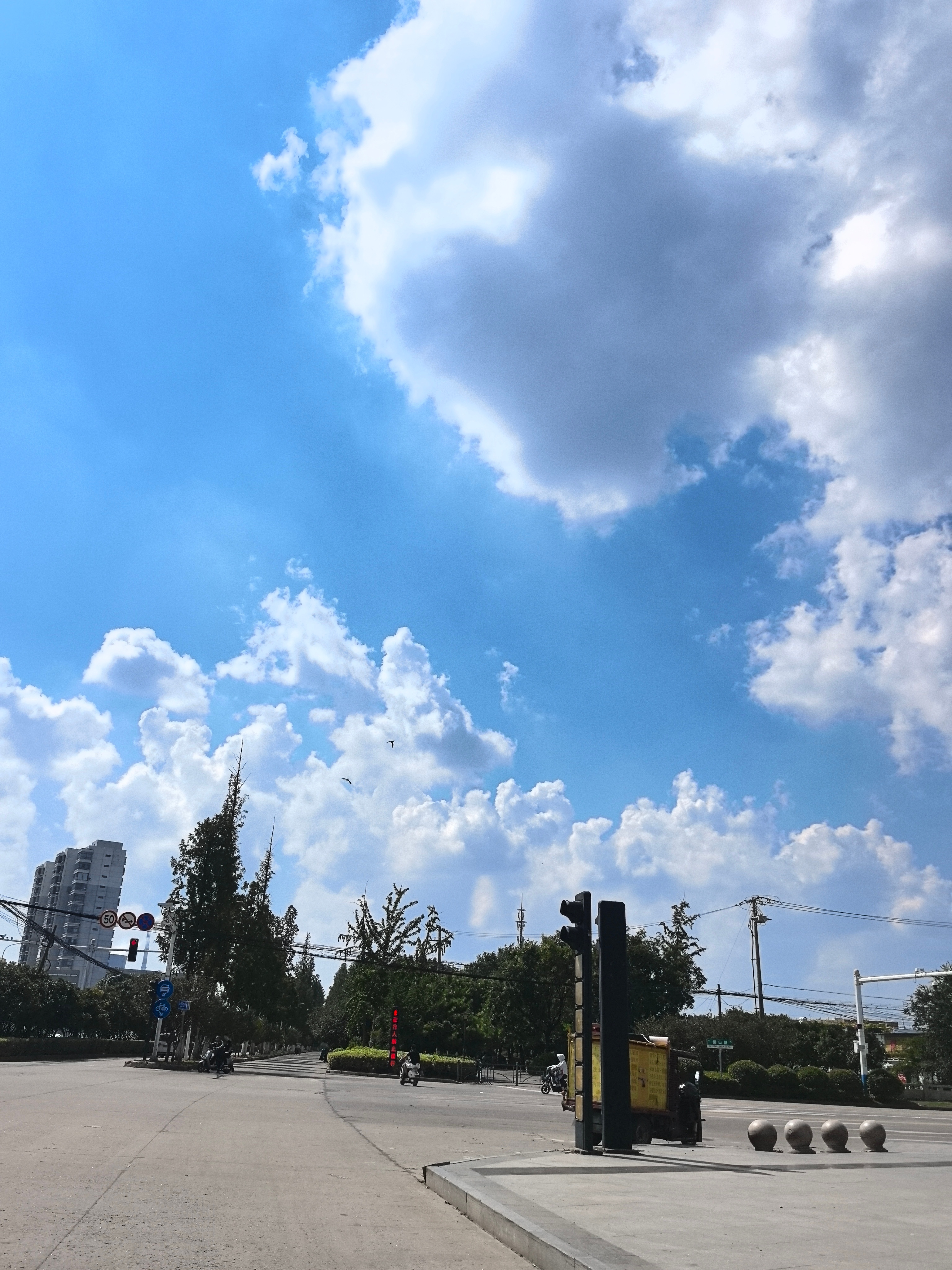 夏天就要晒镜头夏天既是晒出镜头下美好瞬间的狂欢季，也是相机和手机镜头最脆弱的高危