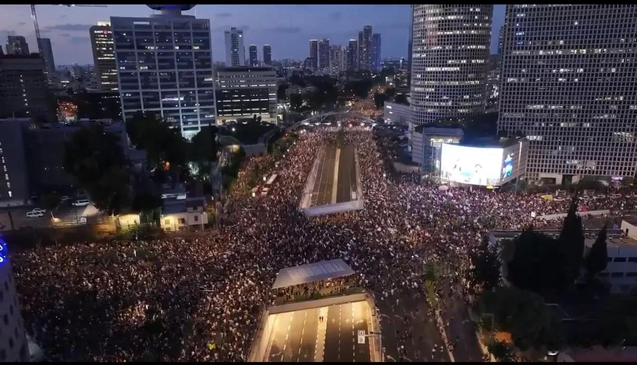 炸锅了，来自以色列最新消息！
据外媒（2）日消息，以色列特拉维夫爆发大型抗议活动