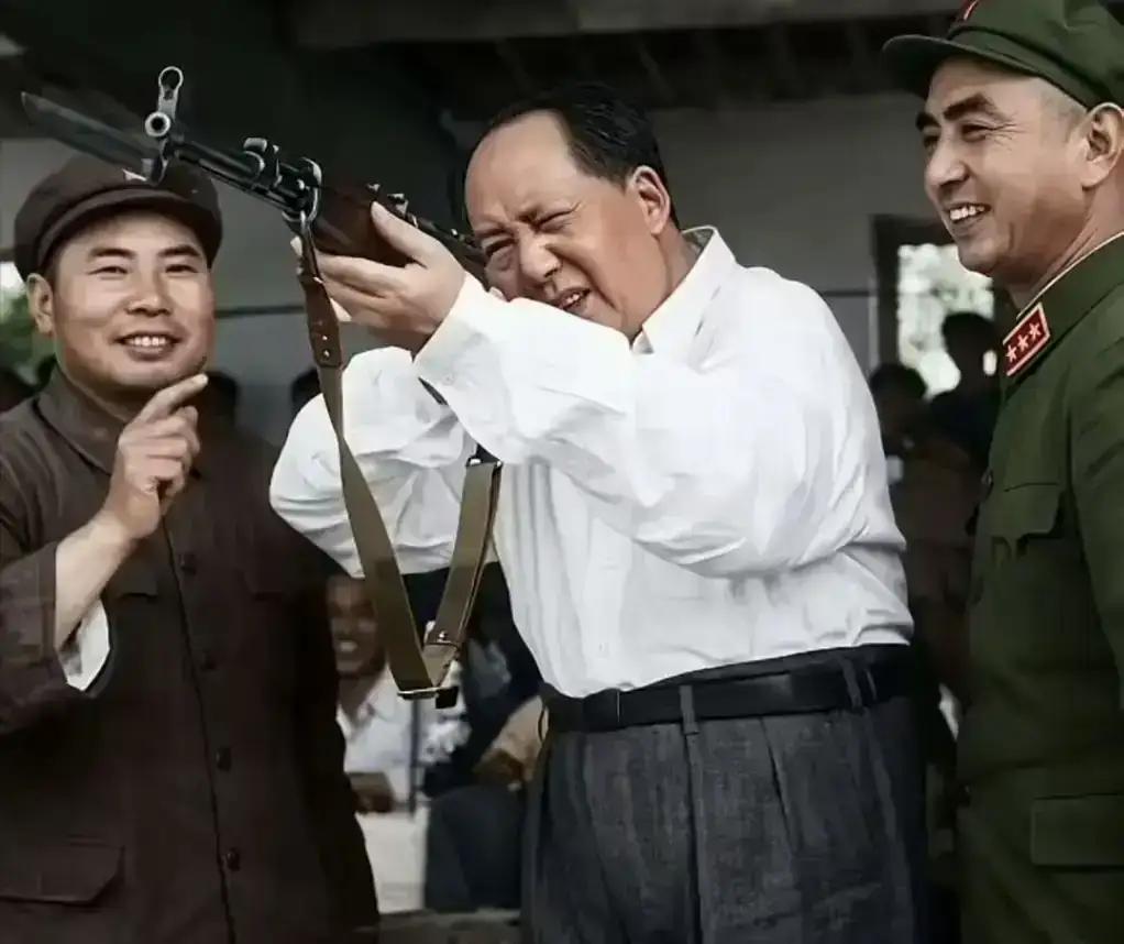 这是1964年，毛主席观看全军大比武后，饶有兴趣地拿枪瞄准的场景。
      