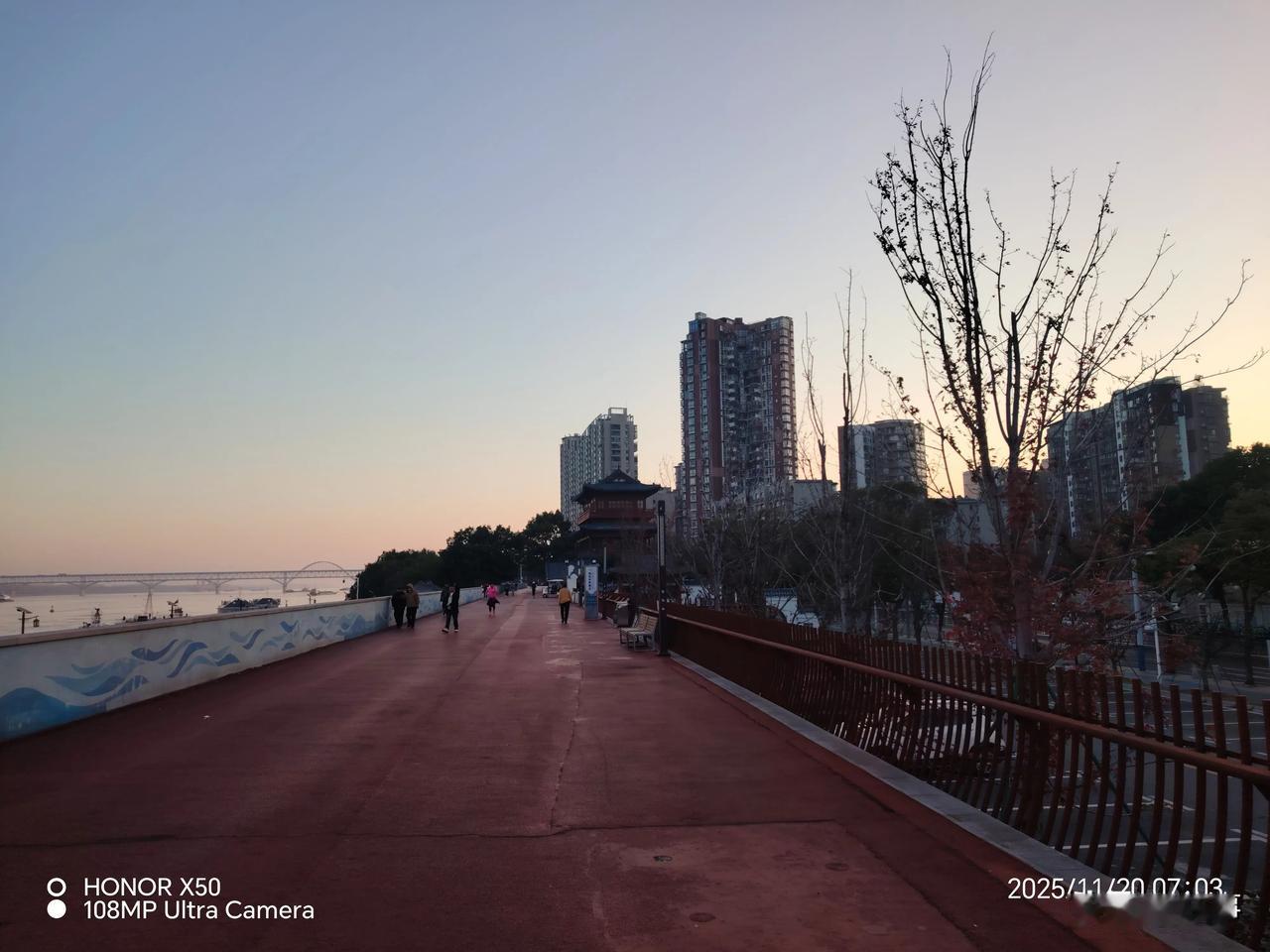 你的工资能够满足日常开销吗工资当然不能满足日常开销，只能省着点花钱