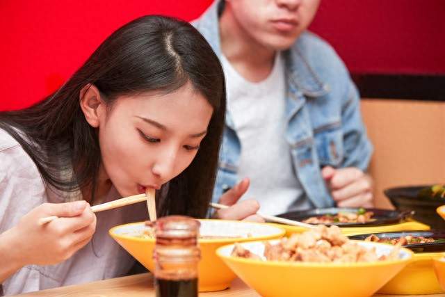 坚持不吃晚饭的人，最后都怎样了？除了变瘦，还有2个后果在等着