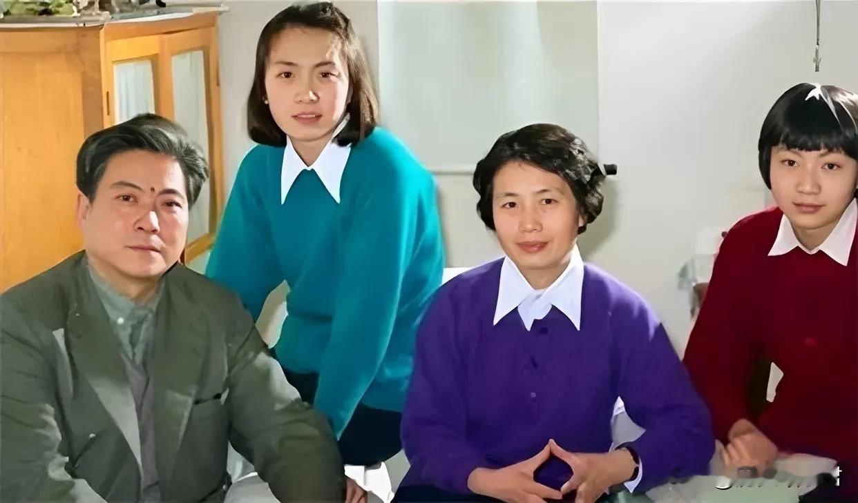 不能错过珍贵照片   张玉凤和丈夫女儿的温馨全家福，一家人颜值都很高，丈夫英俊潇