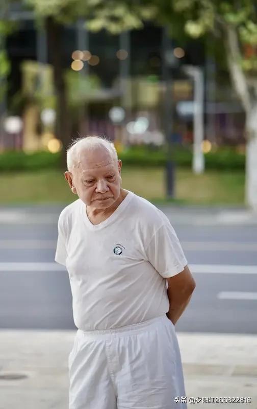老翁打油诗《养生谣》
人到老年心放宽，
烦恼琐事抛一旁。
早睡早起勤锻炼，
无病