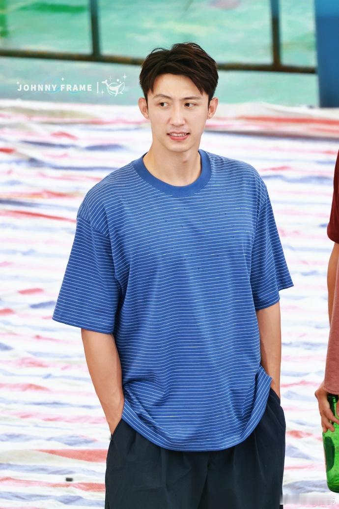 黄景瑜二十年前已经懂带货了 舞厅门口卖衣服还能敏锐抓商机，张小满这头脑也太灵活了