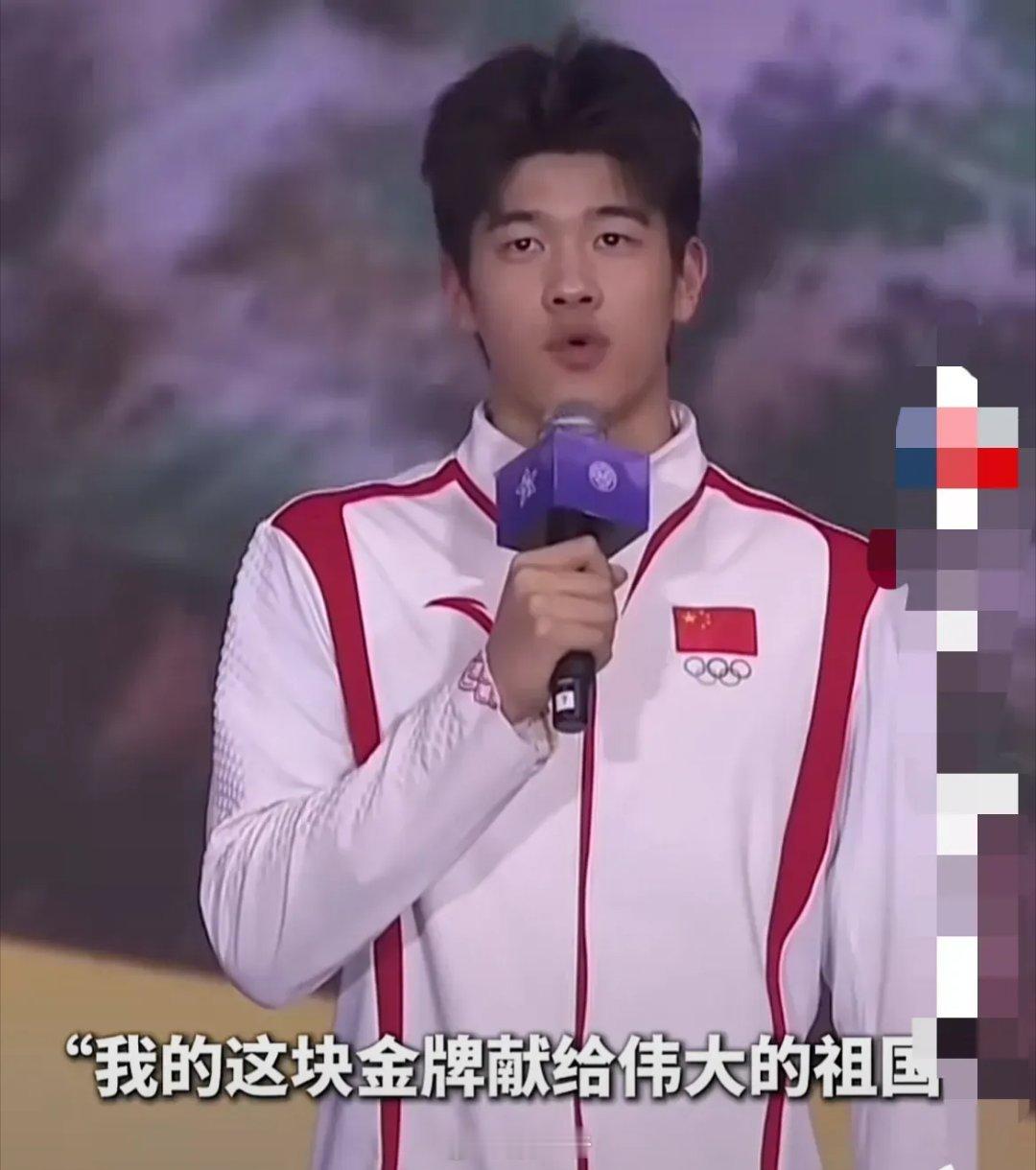 潘展乐说；“巴黎奥运会上破纪录夺冠后，我发了一条微博。我的这个块金牌献给伟大的祖