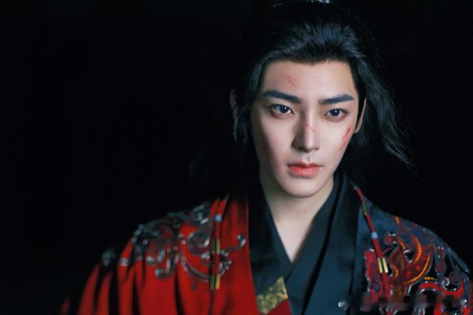 侯明昊新剧完全是主人级别侯明昊新剧萧无衣的造型也太帅了吧！战铠加身时眼神带锐，这