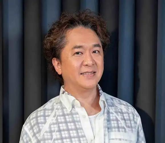 他有多怂？守着4.2亿遗产，一辈子没上过一天班，没做过一笔投资，没结过一次婚，每