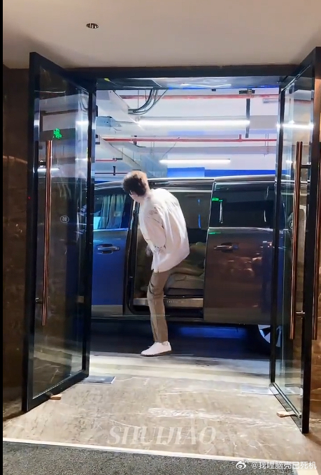周柯宇好长周柯宇粉色爱心内搭 周柯宇好长，周柯宇粉色爱心内搭，白色外套搭配咖色休