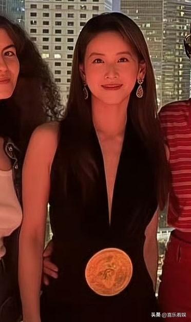 章泽天，最新亮相！
 
3月25日，章泽天引发了热议，这次不是因为和老公刘强东同