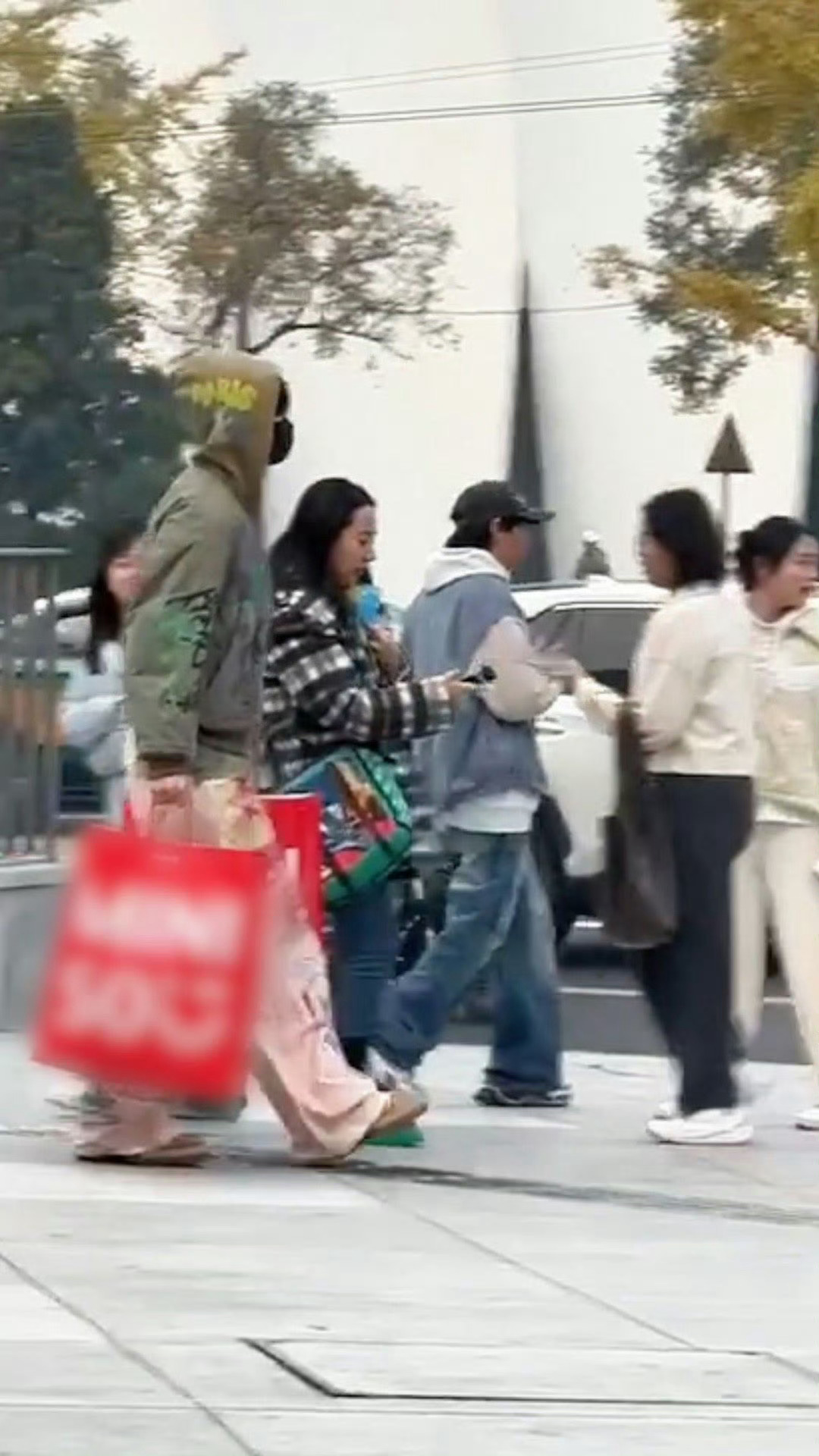 全世界偶遇范丞丞 顺毛搭涂鸦好有反差感，男友感直接戳心！想拉他当逛街搭子，蹲北京