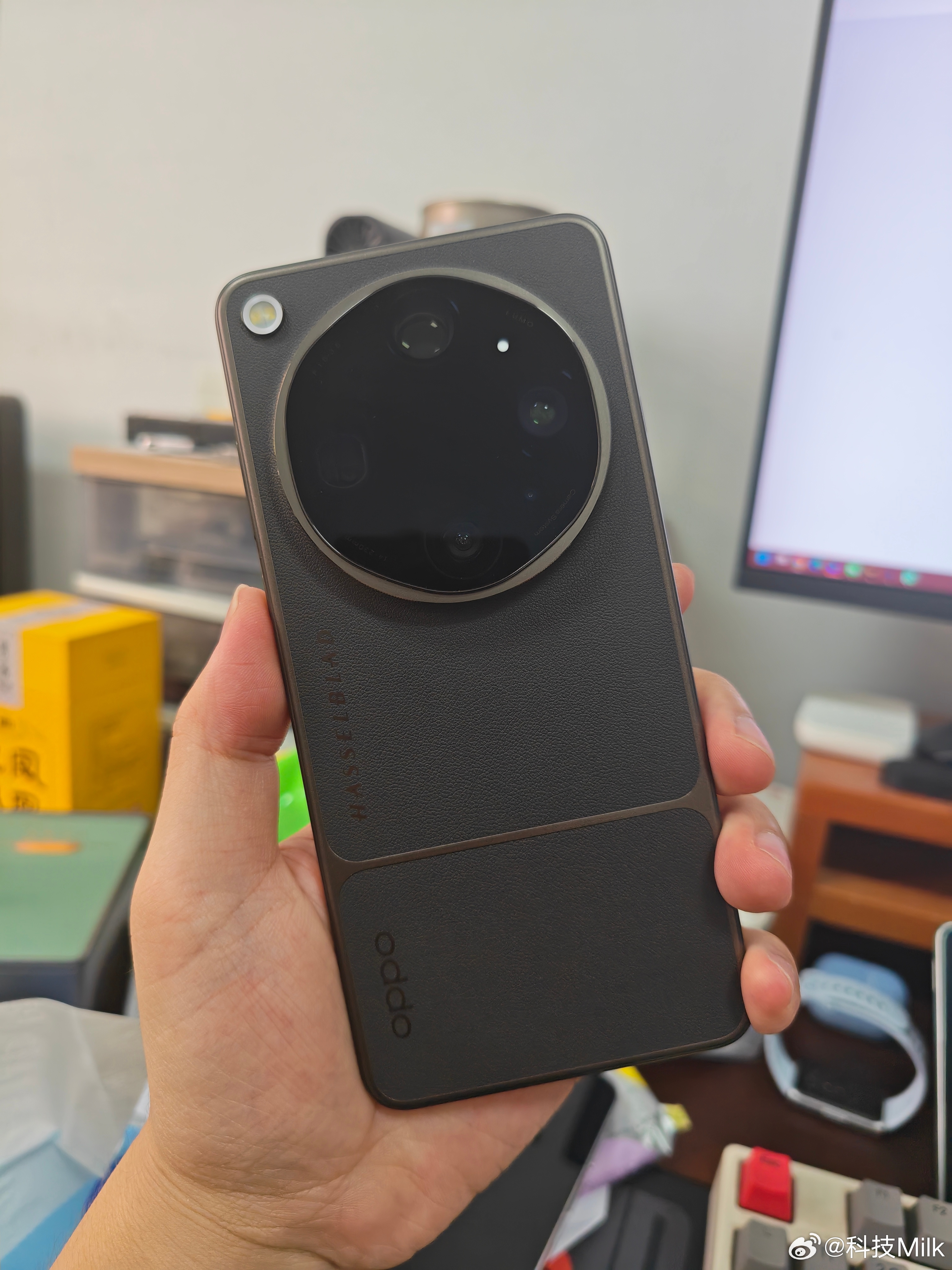 今天收了台二手的 OPPO  Find X9 Ultra ，感觉还挺不错的。现在