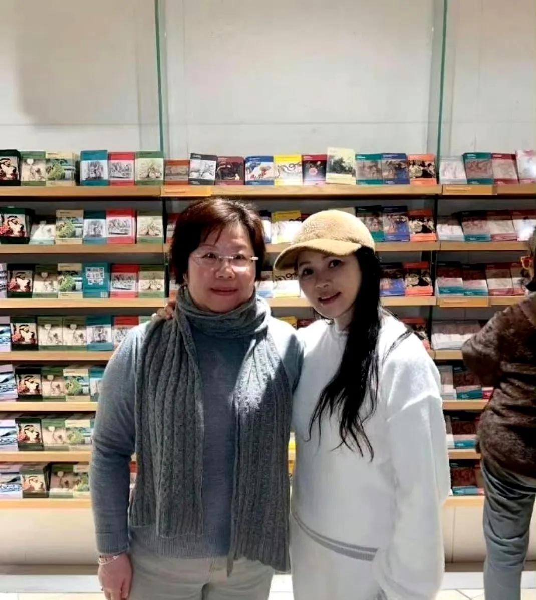 伊能静和同龄人合影看起来像是隔代，状态真好 