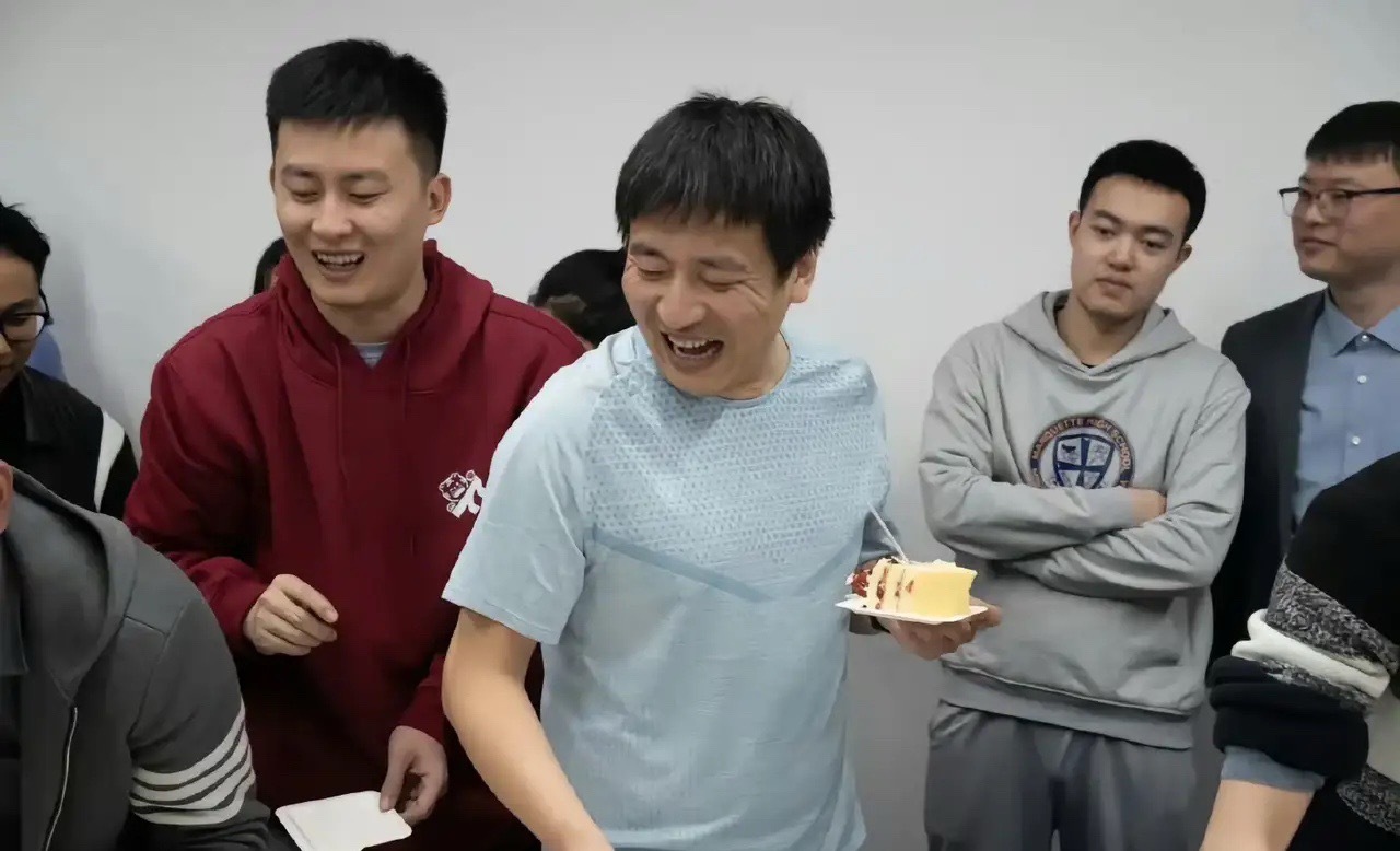 张雪峰直播账号复播了。还是那个书架背景，还是那把椅子，还是原来的布置陈设，唯一不