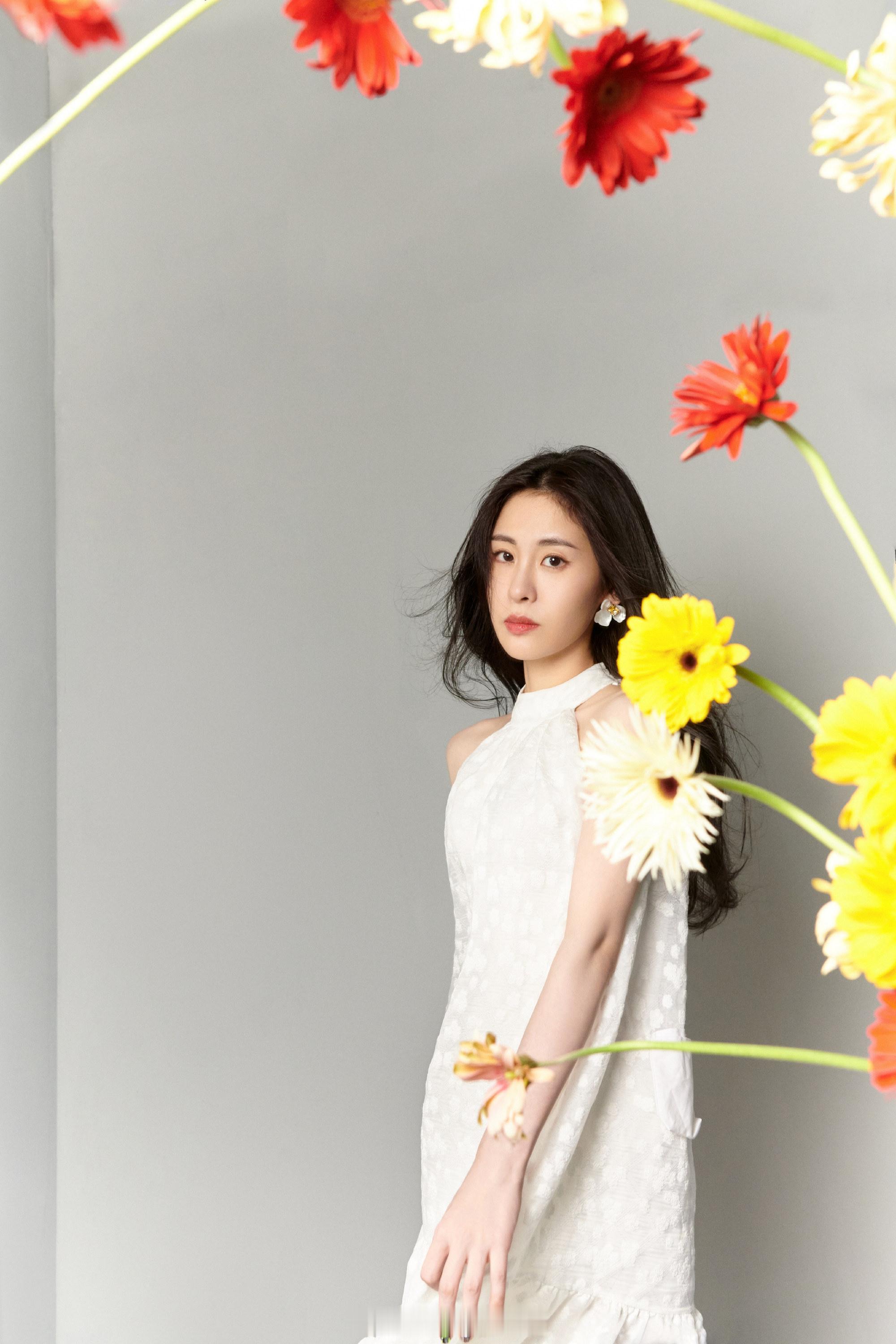 张碧晨轻纱薄裙花间美人 ​​​