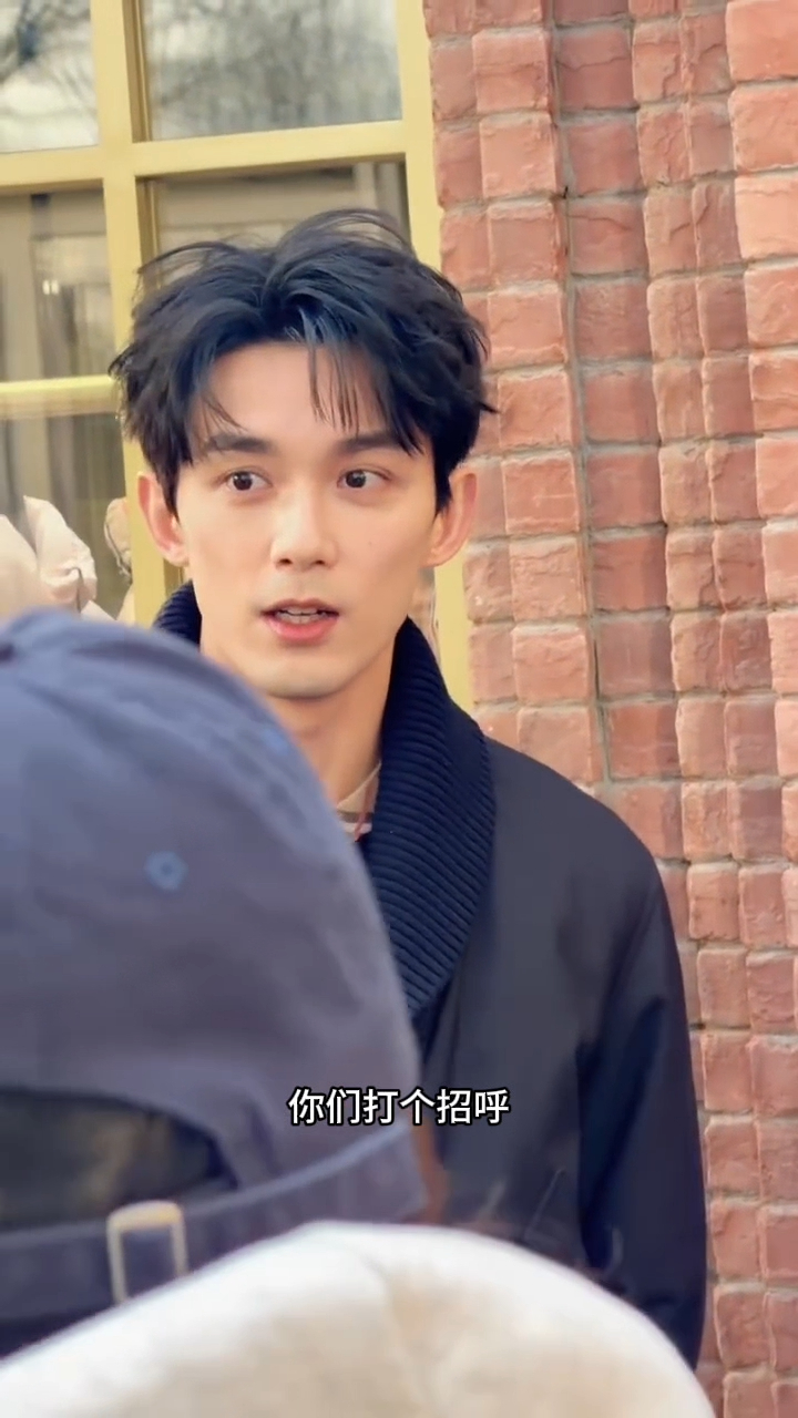 吴磊 我去跟我的粉丝打个招呼吴磊刚下飞机就说要跟粉丝打招呼，这是真把粉丝放心上了