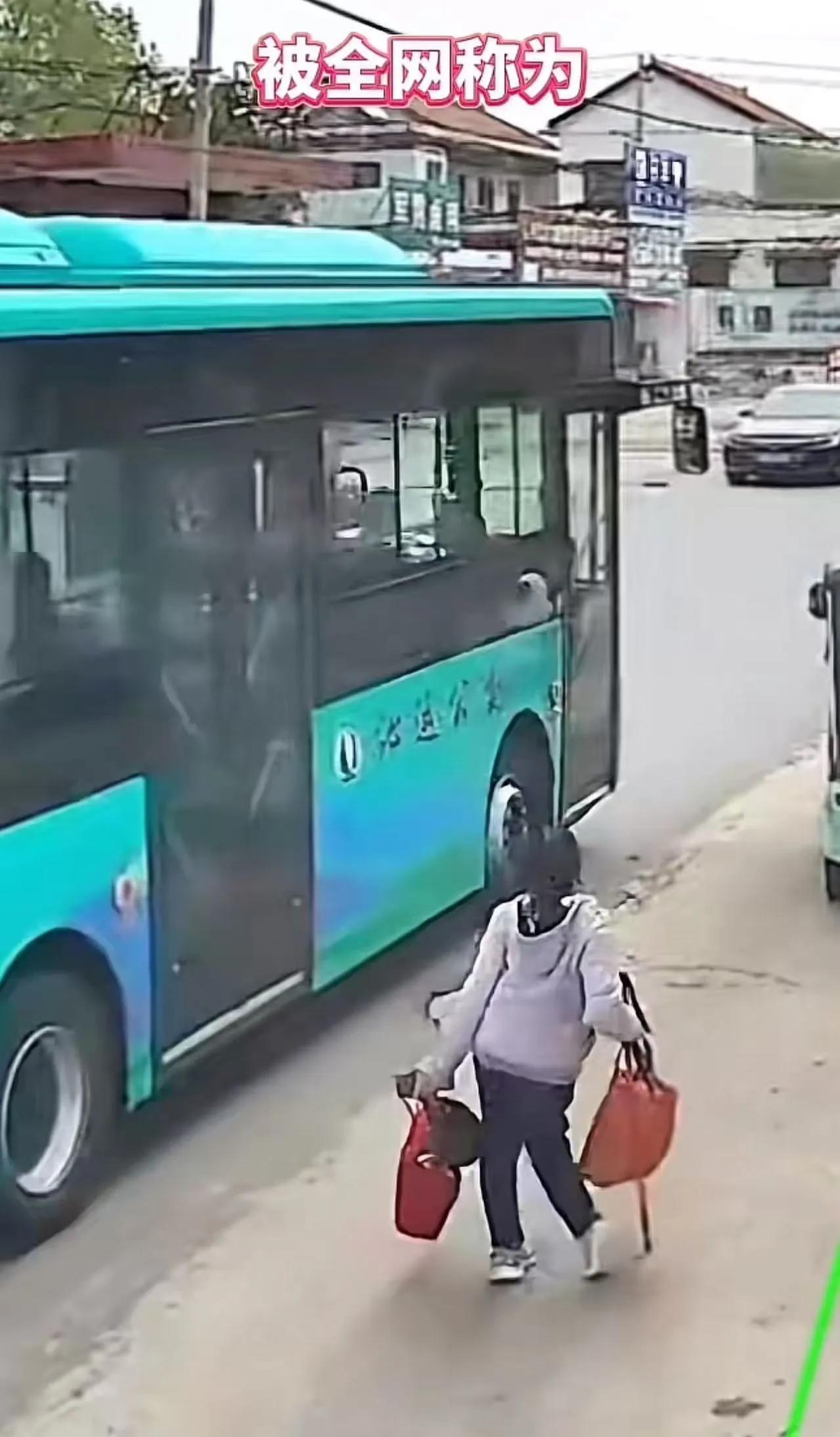 车已经开走，拄拐女子还在追，司机却突然踩刹车、挂倒挡、整车往回退，这一脚操作违反