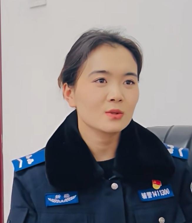 辅警履职时，应按规定着统一制式服装，佩戴统一标志标识，并出示工作证件，以此表明身