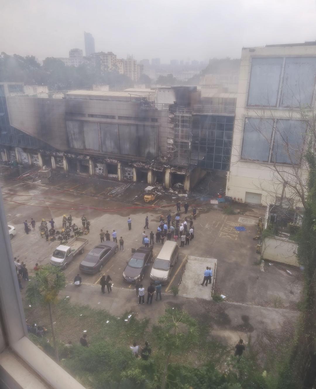 深圳龙岗一废弃厂房突发火灾浓烟滚滚,当地通报:明火已扑灭,无人员伤亡