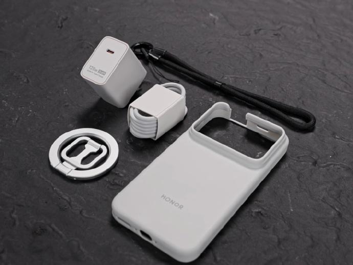 很喜欢荣耀Robot Phone这个磁吸套装，小巧方便，操作更方便。