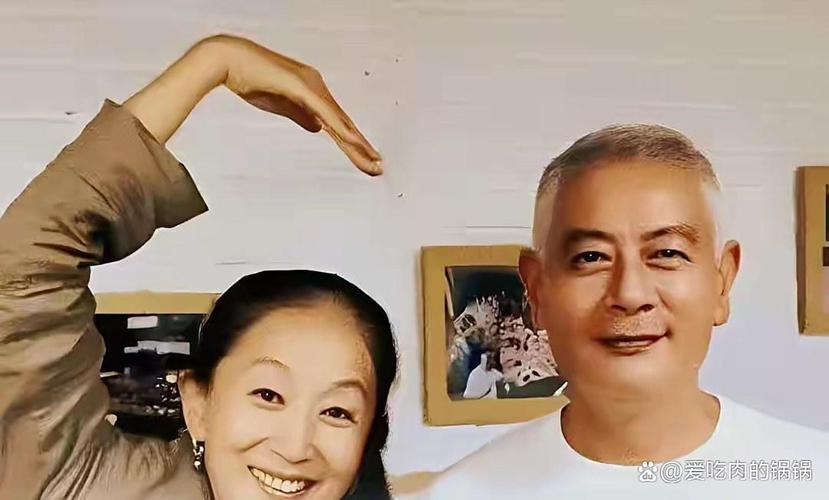 4月2日，有网友在昆明偶遇61岁陈瑾与65岁巫刚。两人穿搭休闲、状态松弛，被曝已