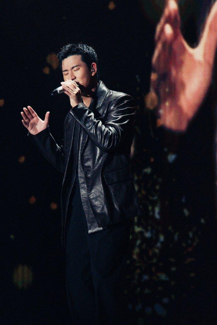 周兴哲用心演绎每首曲目，歌声温柔绵长，舞台精彩不断，值得反复回味周兴哲唱完就想下