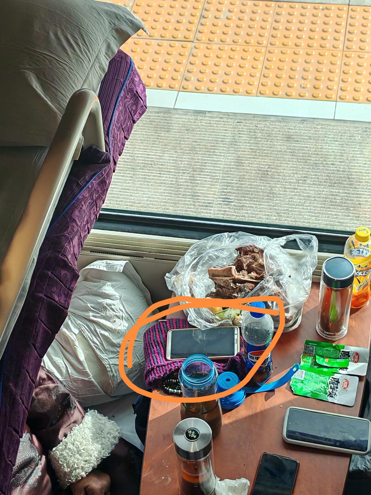 从外观看这是哪个品牌的手机，有十来年了吧。