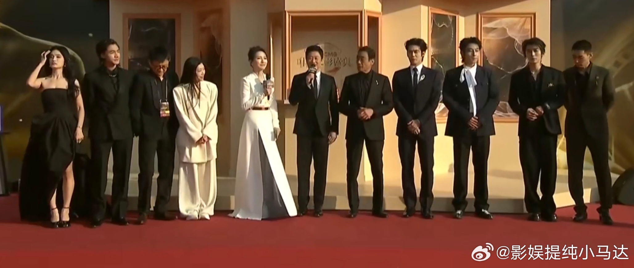 CMG中国电影盛典红毯电影《镖人》剧组出没！还得是吴京，状态也太好了吧！梁家辉老