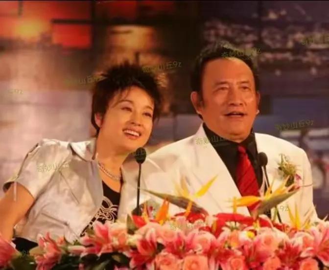 你肯定没有见过非主流的刘晓庆，像李宇春发福了似的！一头短发的她，像极了那年参加超