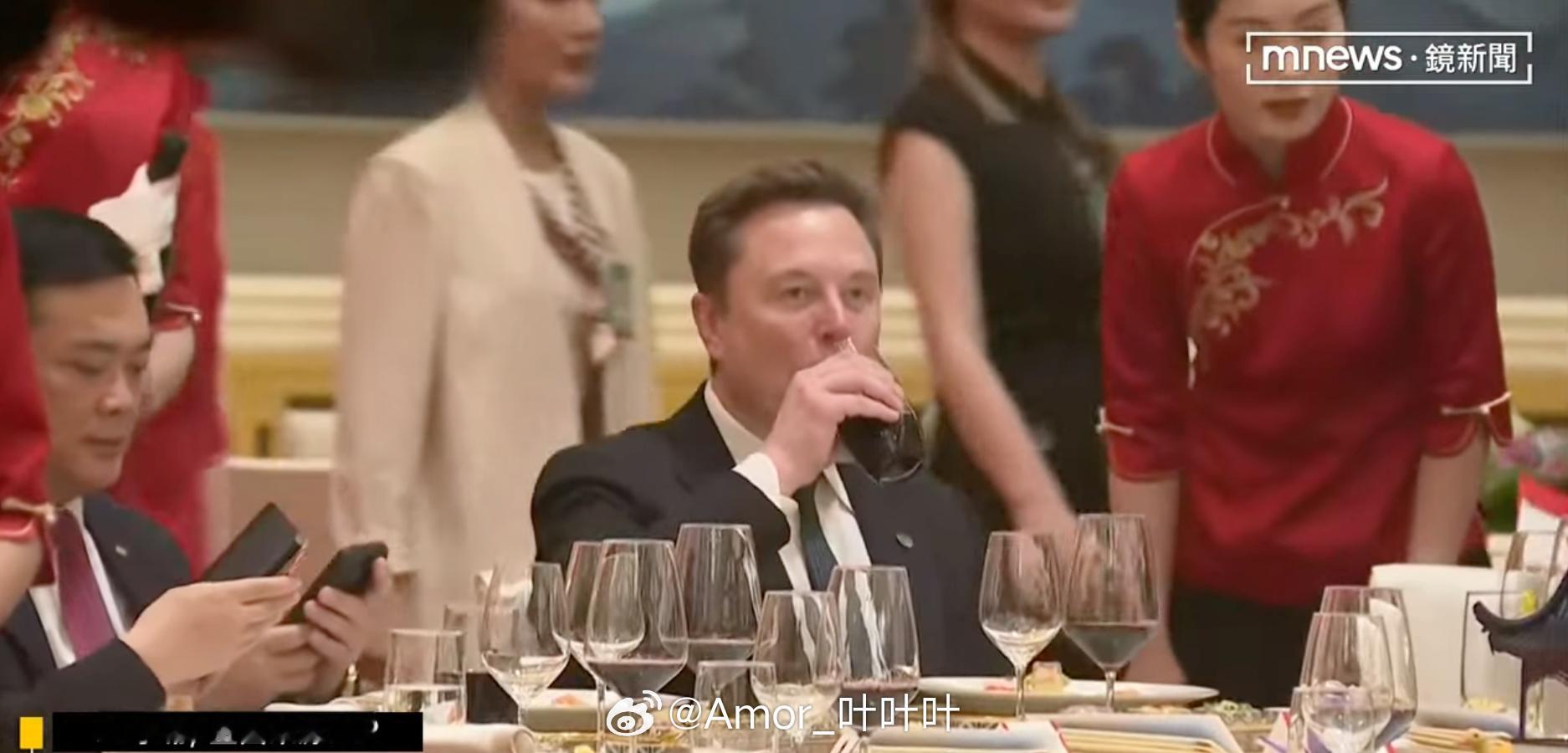给我都看饿了，马斯克已经吃上前菜了。特朗普访华欢迎宴会 雷军马斯克合影