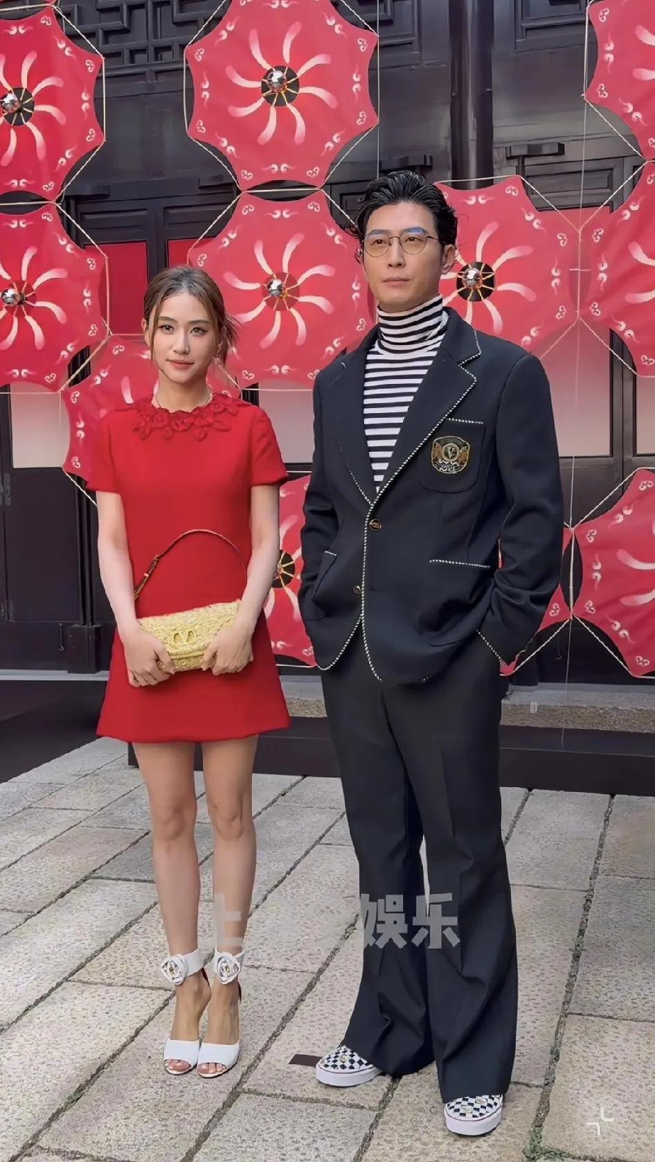 不知道怎么的，每次看到何超莲和窦骁总有貌合神离既视感。
虽然何超莲穿得很喜庆，窦