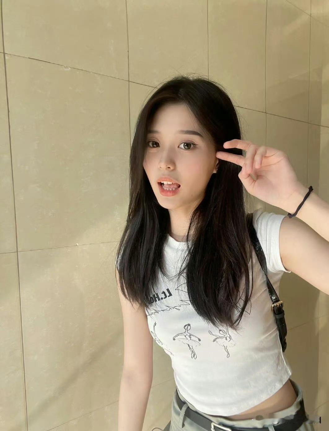 轻纱遮面笑，春光满面生。