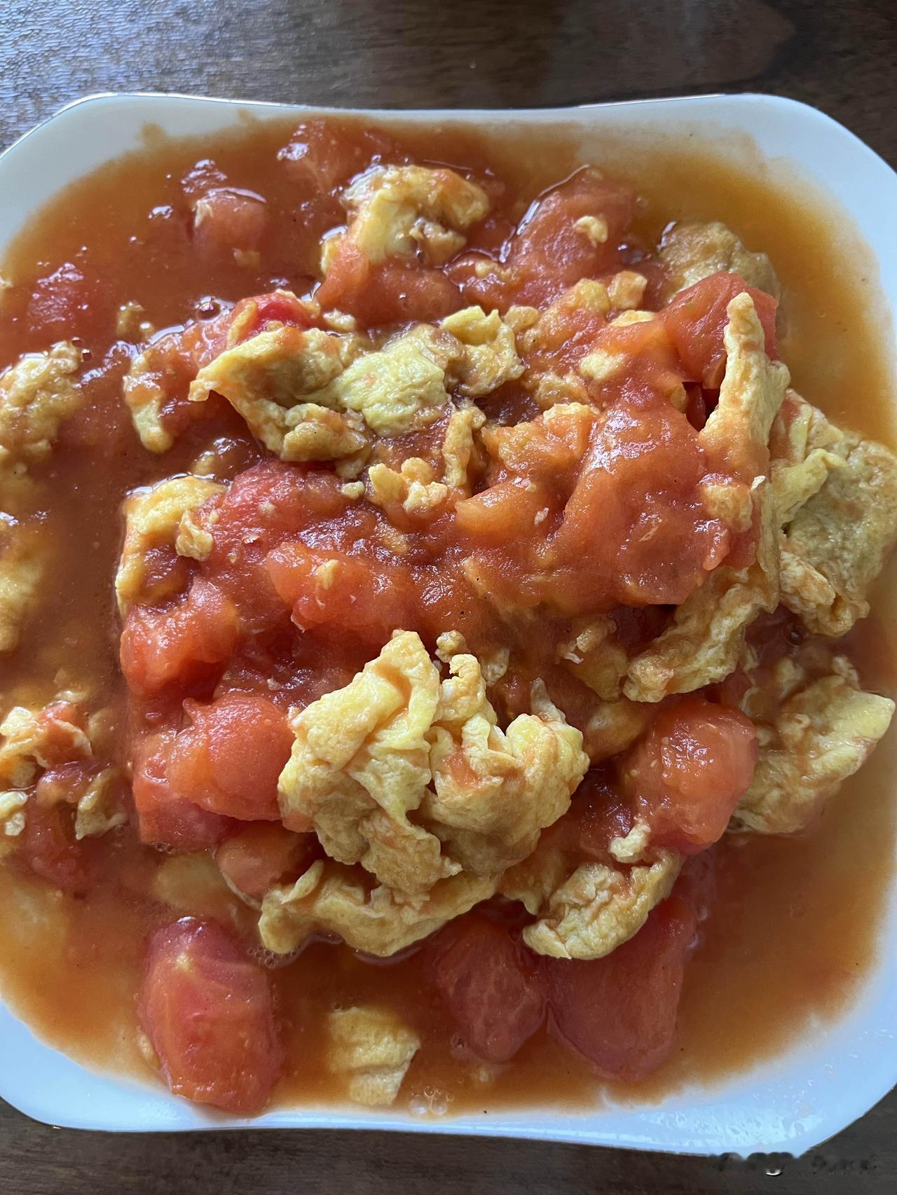 好友们晚上好！谷雨安康，晚餐香香！今天的晚餐：
拆骨肉炖土豆
西红柿炒鸡蛋
红薯