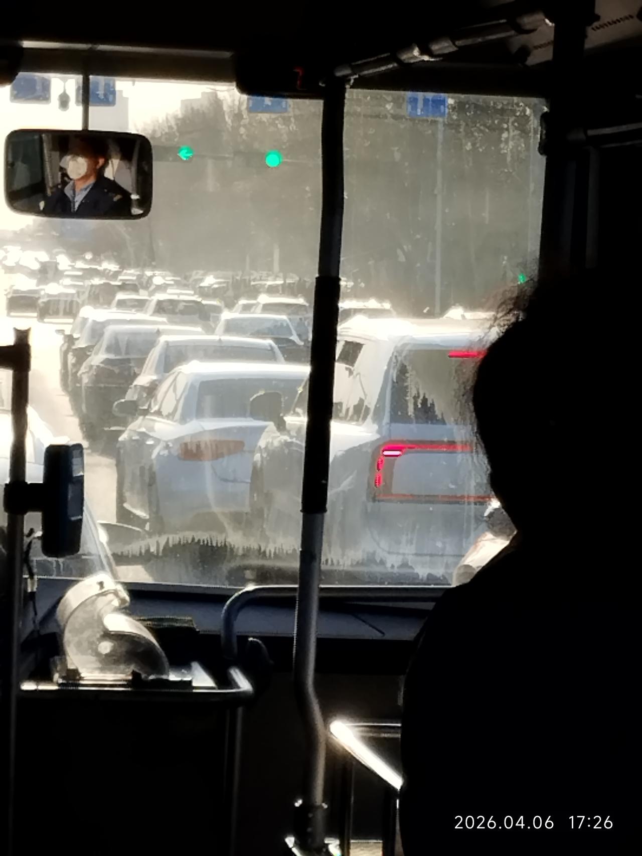 在山东日照市区靠近灯塔公园，有一个十字路口，左向灯和直行道都是绿灯，你说奇怪不奇