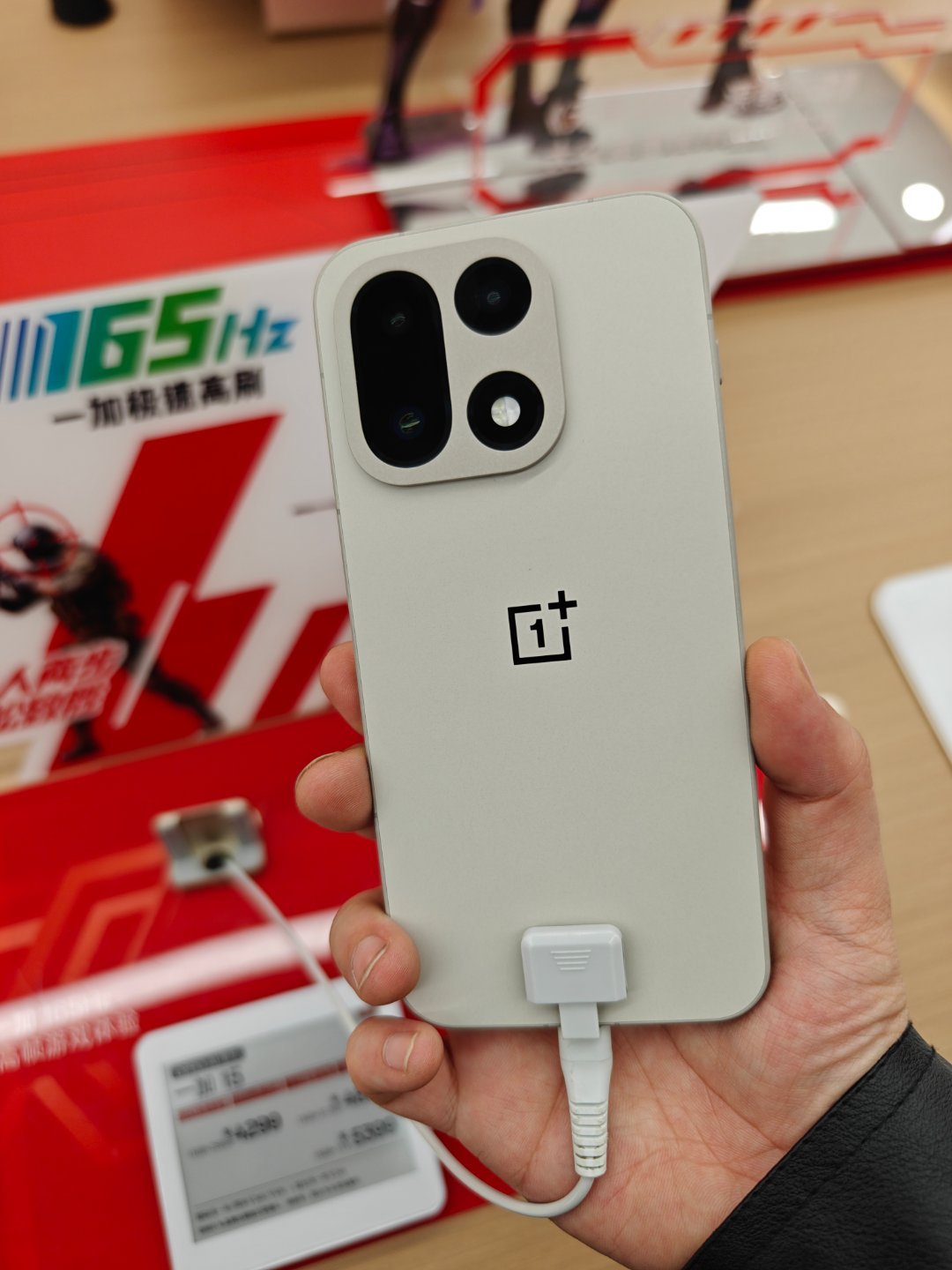 昨天去给手机贴膜看了下一加15，直边直屏，手感不错颜色也很好看，不过这个设计风格