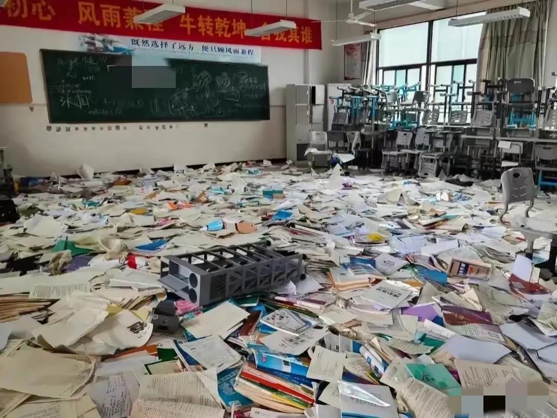 惨不忍睹啊！你见过这样的教室吗？高考结束了，高三的教室一片狼藉。大家看一看就知道